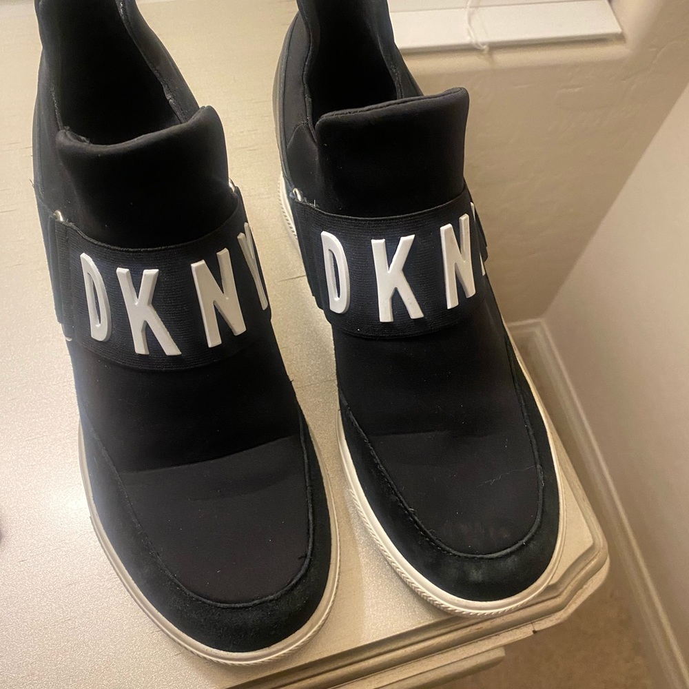 DKNY Tennis shoe sz9 purchase used never worn by me outside this is a resell.